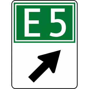 Kennzeichnung von E-Straßen vor Kreuzungen (gewünschte Pfeilrichtung angegeben)